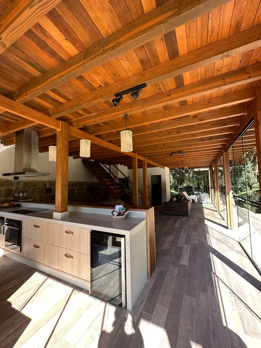 Ilha da cozinha com cooktop e paredes de vidro