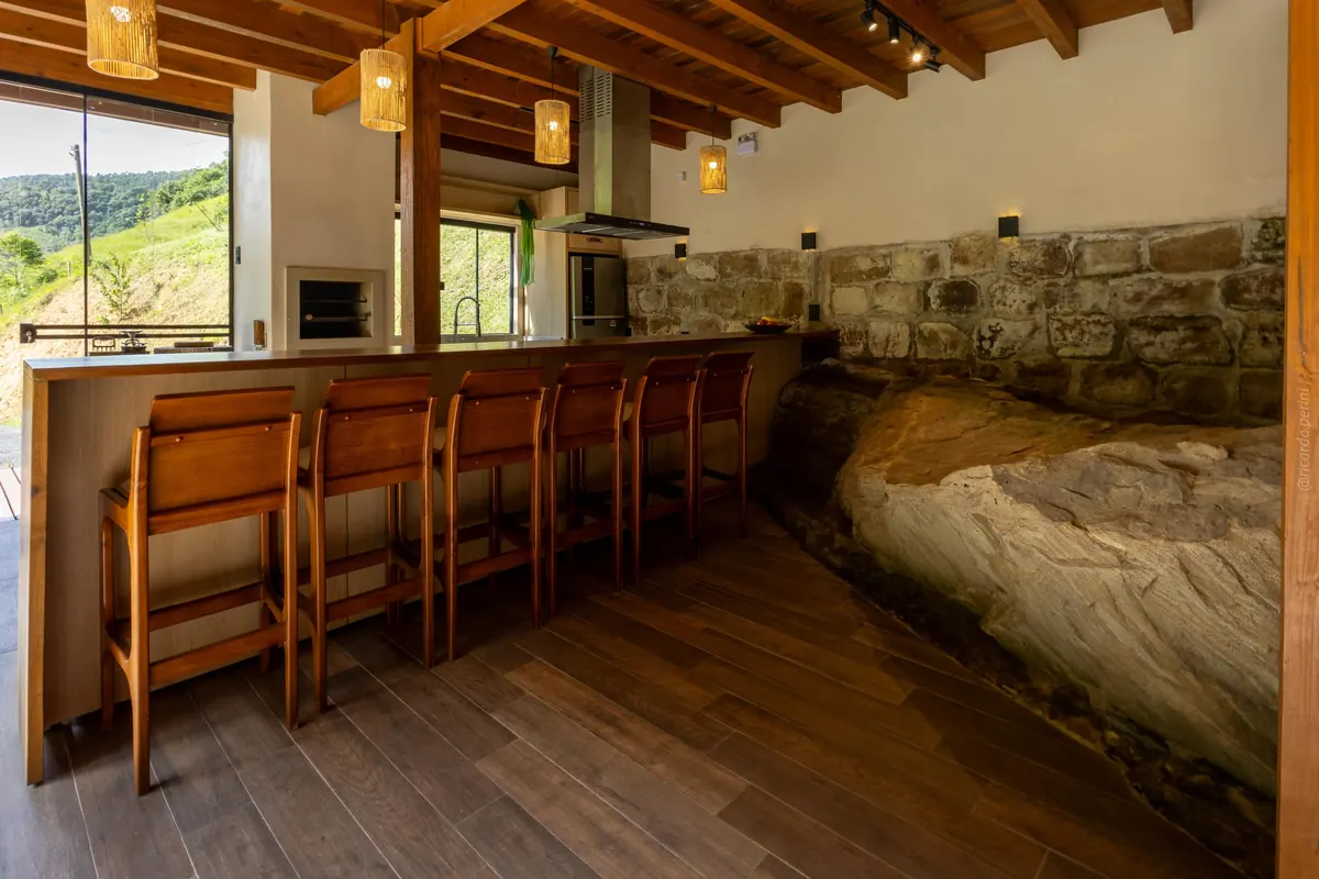 Cozinha com bancada de madeira e pedra natural