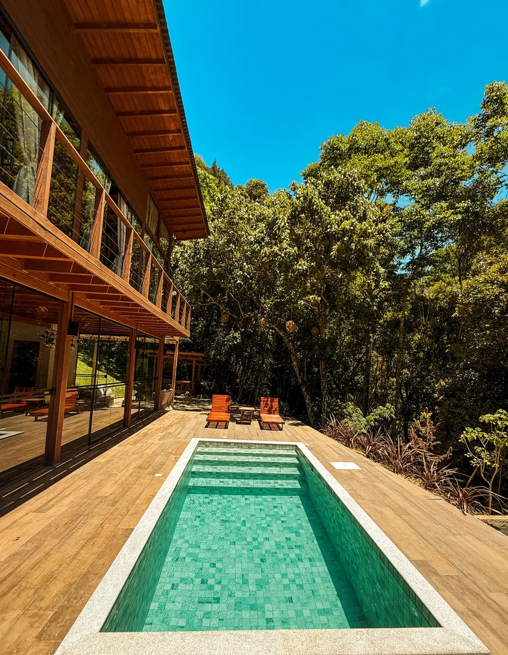Piscina aquecida no deck, ao lado da casa de madeira