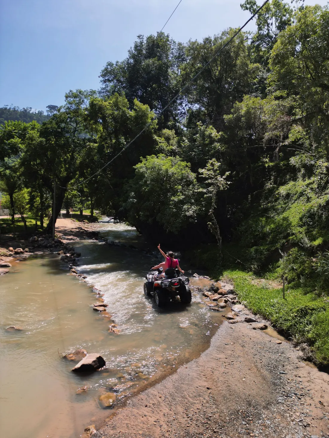 Arroio do Leão correndo entre as árvores