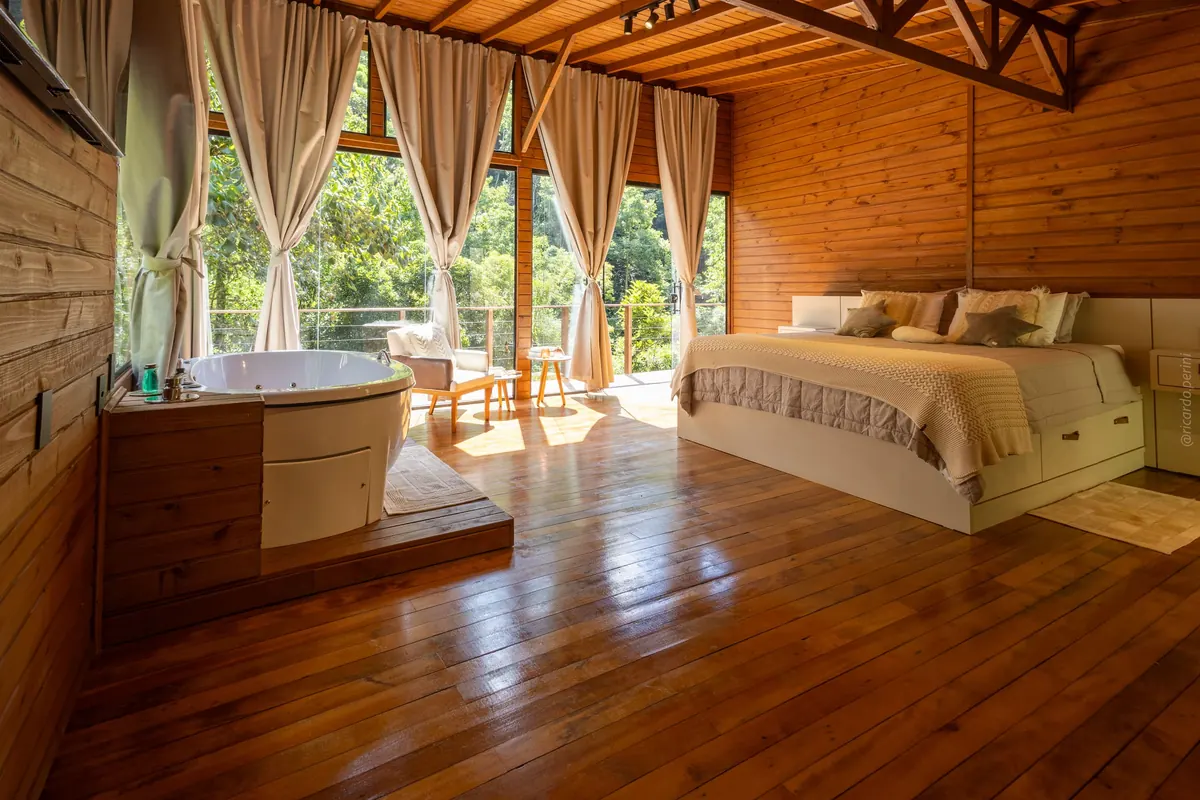 Suíte com banheira e cama king